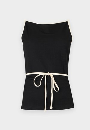 Top negru fără mâneci, cu margini albe pe bretele și cordon în talie legat la nod în față, pe fundal alb.