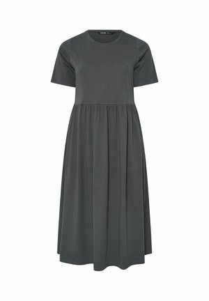 Vestido de algodón gris de manga corta con cuello redondo y cintura fruncida, que fluye hasta un dobladillo a la altura de la rodilla. Textura suave y diseño simple.