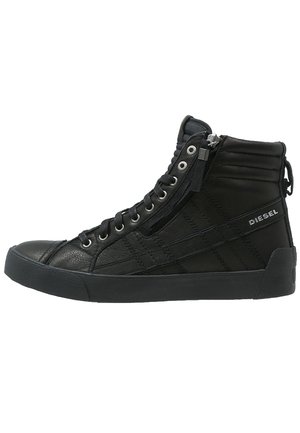 Czarny, wysokopodciągany sneaker Diesel z przednim sznurowaniem, bocznym zamkiem błyskawicznym i gumową podeszwą, z przeszywanym wzorem panelu i markowaną zakładką na pięcie.
