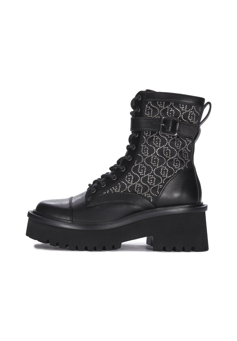 Bottines noires à lacets avec une semelle de plateforme épaisse, présentant des détails perforés et un accent boucle sur la sangle de la cheville.