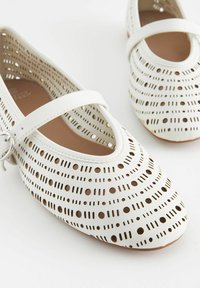 Next FOREVER COMFORT LASERCUT MARY JANE - REGULAR FIT - Pahkluurihmadega baleriinad - white