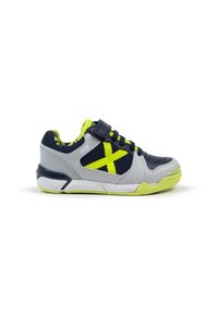Zapatilla deportiva con una mezcla de gris, azul marino y amarillo neón. Cuenta con paneles de malla, una correa de velcro y una suela de goma texturizada.