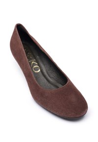 Bruine suède ballerina met een afgeronde neus, minimalistisch ontwerp en een gladde zwarte binnenzool met een gouden logo.