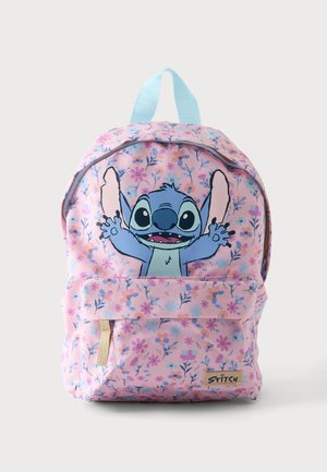 Zaino floreale rosa con un personaggio dei cartoni animati blu Stitch sulla parte anteriore e una maniglia ad anello azzurro chiaro in alto.