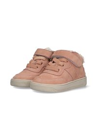 Zapatillas altas de ante rosa con punta redonda, suela de goma texturizada y correa de Velcro. Presenta detalles de costura y forro suave alrededor del tobillo.