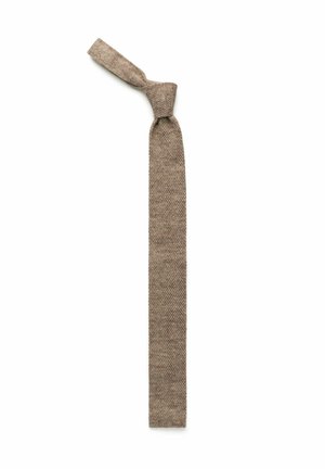 Ruskea neulottu kapea solmio, jossa yksinkertainen solmu, asetettuna tasaisesti valkoiselle taustalle.