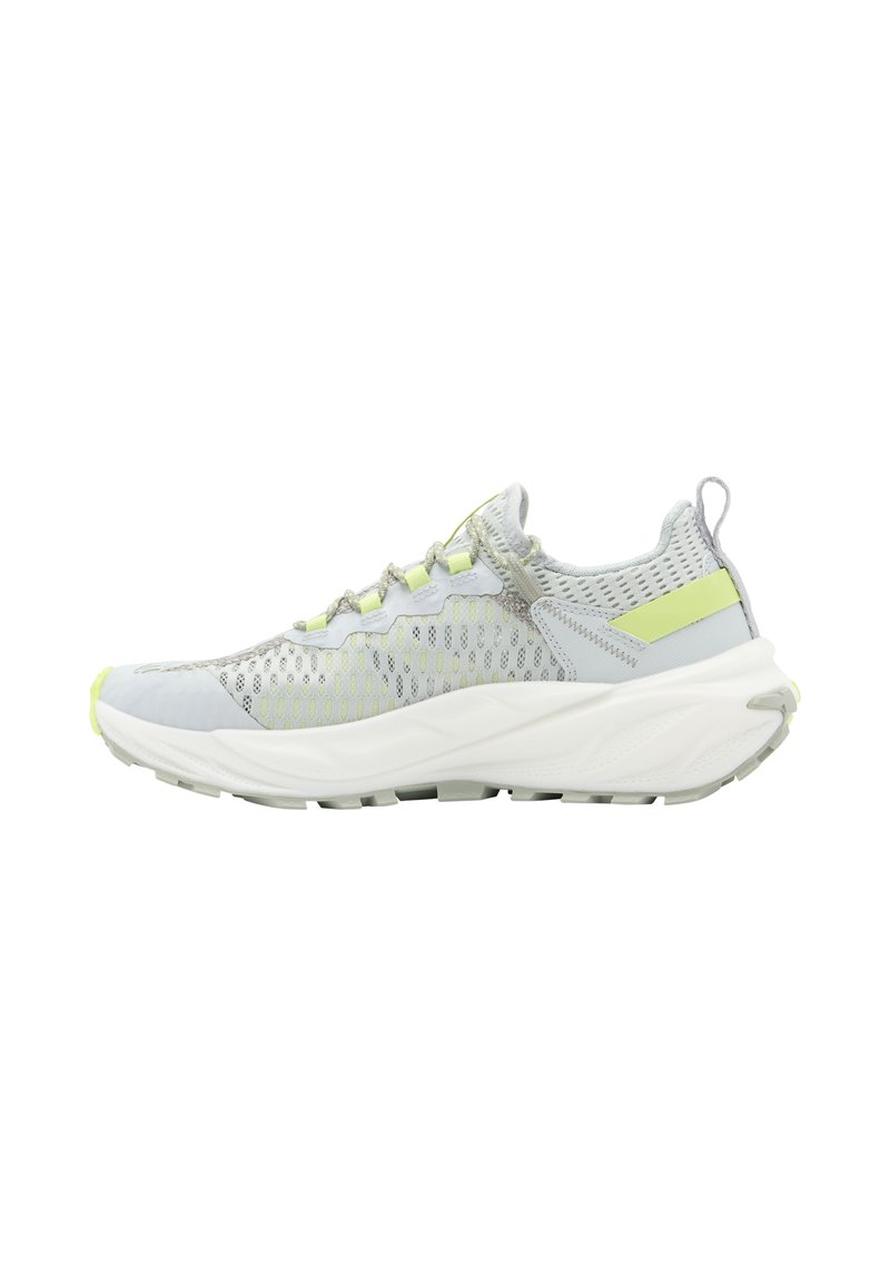 Zapatilla deportiva de color gris claro con parte superior de malla y acentos amarillos, una media suela blanca acolchada y una suela externa de goma texturizada.
