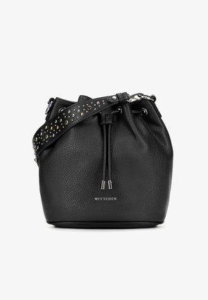 Czarna skórzana torba w kształcie wiadra z fakturowanym wykończeniem, zaciąganym zapięciem i regulowanym paskiem z wklejonymi ćwiekami. Na przodzie widnieje logo.
