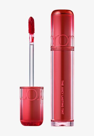 Rør med rød leppetint merket «The Juicy Lasting Tint» med applikatorstav som viser en teksturert svamptupp dekket av rød tint.