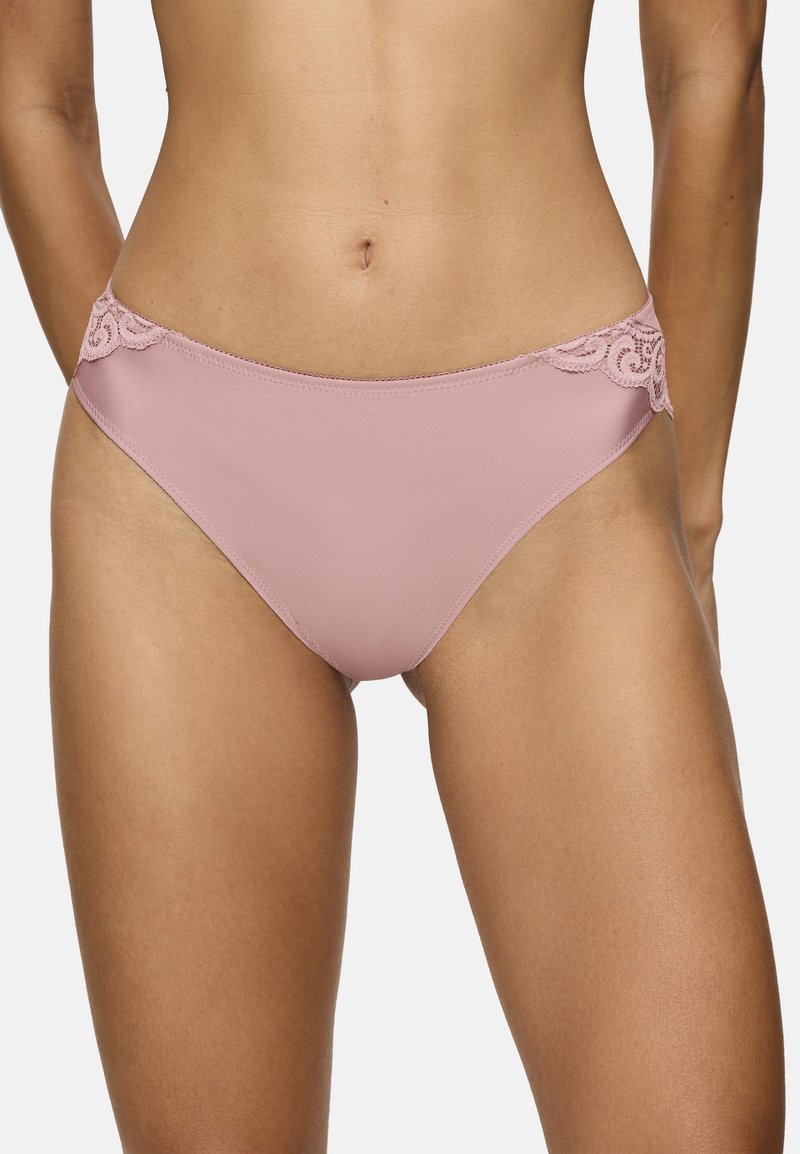 Bas de bikini rose clair en tissu doux, avec des accents en dentelle sur les côtés, coupe mi-haute et design sans coutures.