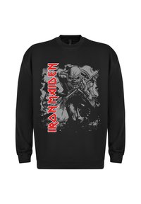 Černá mikina s grafickým designem kosterní postavy, s nápisem "IRON MAIDEN" v tučných červených písmenech na přední straně.