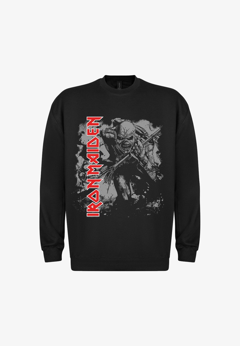 Černá mikina s grafickým designem kosterní postavy, s nápisem "IRON MAIDEN" v tučných červených písmenech na přední straně.