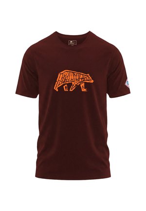 Donkerrood T-shirt met korte mouwen en een oranje geometrische berenafbeelding in het midden van de borst en een kleine patch op de linkermouw.