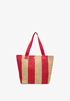 Tkaná taška s prepletanými červenými a prírodnými béžovými vertikálnymi pruhmi, vybavená širokými červenými textilnými rúčkami.