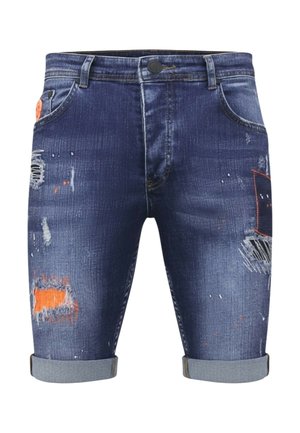 Blauwe denimshorts met opgerolde boorden, met versleten plekken en oranje accenten op de voor- en zijzakken.