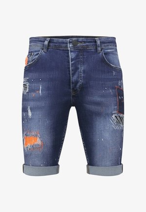 Blauwe denimshorts met opgerolde boorden, met versleten plekken en oranje accenten op de voor- en zijzakken.
