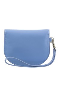 Pochette in pelle blu chiaro con bordi arrotondati, dotata di una clip in argento e di una tracolla staccabile per un trasporto facile. Texture liscia e design minimal.