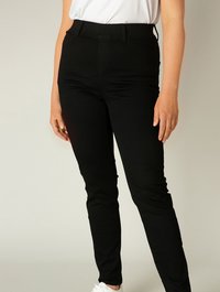 Zwarte slim-fit broeken van een rekbare katoenmix, met een hoge tailleband en een gladde afwerking. Gemaakt in combinatie met een wit topje en sneakers.