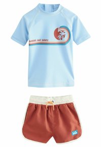 Světlomodrý krátký rukáv rash guard s textem a grafikou "SLUNEČNÍ PAPRSKY A VLNY", doplněný oranžovo-hnědými plavkami s bílým lemem.