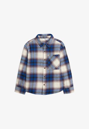 Niebieska i biała koszula w kratę z flaneli, z zapięciem na guziki z przodu, kołnierzykiem oraz kieszenią na piersi z podobnym wzorem.