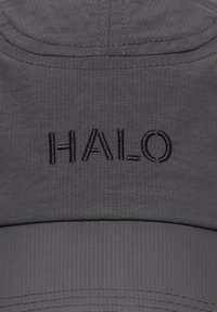 Grau Kappe aus leichtem Stoff, mit gesticktem "HALO"-Logo in Schwarz, einer strukturierten gerippten Oberfläche und einem gebogenen Schirm.