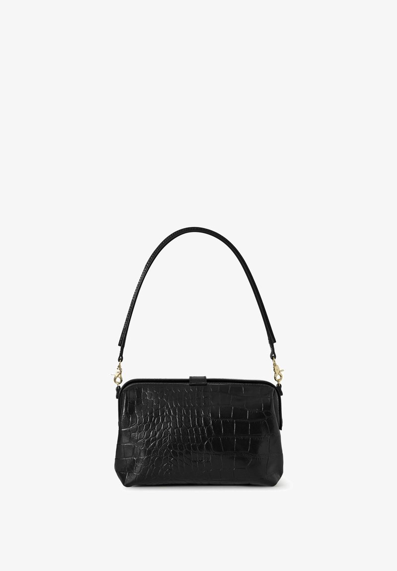 Bolso de mano de cuero negro con grabado de cocodrilo, de forma estructurada, con asa corta y acentos de hardware en dorado.