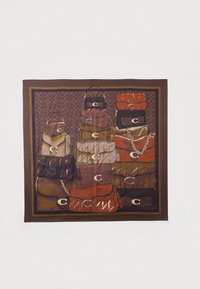 Jedwabny szalik z różnymi ilustracjami torebek w odcieniach brązu, beżu i pomarańczy. Charakterystyczne detale to złote akcenty i pikowane tekstury.