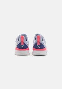 Chaussures de sport violettes et roses avec un col rembourré, une tige en mesh et une semelle en caoutchouc. Présente un logo et un onglet au talon en contraste.