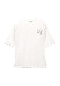 T-shirt en coton blanc à coupe décontractée, avec des manches courtes et un logo brodé rose sur la poitrine gauche. Texture lisse, col rond.