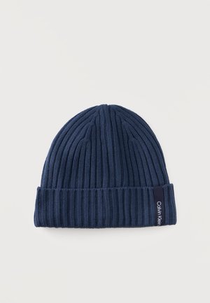 Marineblauer gerippter Strick-Beanie mit umgeschlagenem Bündchen und kleinem Calvin Klein Label an der Seite.