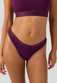 Fioletowy zestaw z bawełnianym biustonoszem i stringami z szeroką elastyczną opaską z logo "PSD". Gładka faktura i dopasowany krój.