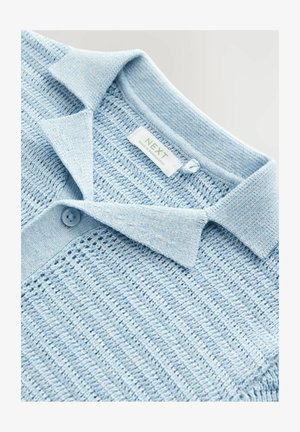 Pullover lavorato a maglia blu chiaro con un motivo testurizzato, dotato di un collo a camicia e di una chiusura con bottoni sul davanti. Etichetta del marchio visibile.