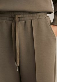 Reiss Pantalon de survêtement - khaki green