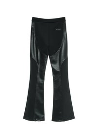 Leggings negros acampanados que presentan una mezcla de tejido y cuero sintético, con una cinturilla ancha y paneles laterales distintivos para un aspecto elegante.