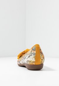Baleriny z wielokolorowym wzorem na cholewie, z musztardowo-żółtym tyłem pięty i miękką gumową podeszwą, zaprojektowane z myślą o komforcie.