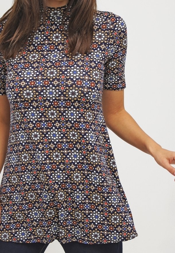 Tmavě modrý top s krátkými rukávy s opakujícím se květinovým vzorem v oranžové, modré a béžové barvě. Vyroben z lehké, texturované látky s volným střihem.