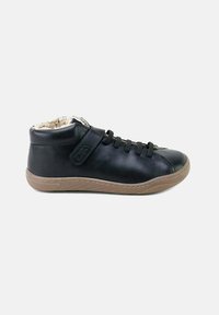 Zapatilla alta de cuero negro con un suave forro de piel, que cuenta con una correa de velcro, cierres de cordones y una suela de goma marrón claro.