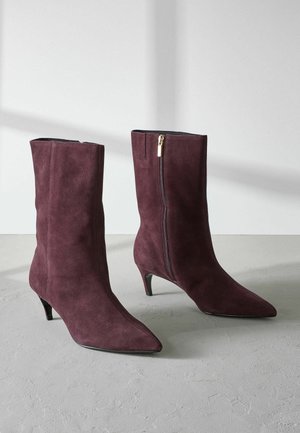 Burgundy mockask stövletter med spetsig tå och liten klack, med sidodragkedja och slät yta.