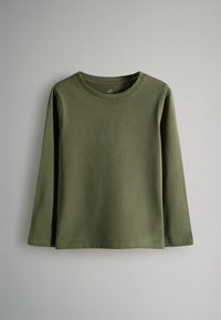 Langärmliges T-Shirt mit Rundhalsausschnitt aus olivgrünem Baumwollstoff. Weiche Textur mit geradem Schnitt und fertigen Säumen. Keine Muster oder Hardware-Details.