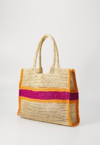 Tkana torba od trske s dvije drške. Ima vibrantne ružičaste, narančaste i žute pruge. Pravokutnog je oblika s otvorenom teksturom.