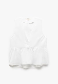 Blusa blanca sin mangas con un escote en V profundo, un cierre de un solo botón en la parte frontal y un acabado con peplum fruncido en la parte inferior para mayor volumen.
