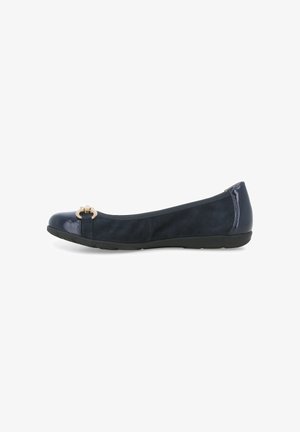 Ballerina blu navy con suola nera, dettagli in vernice sulla punta e sul tallone, con una fibbia decorativa dorata sulla parte frontale.