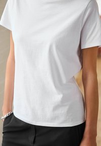 Next THE EVERYDAY CREW NECK SHORT SLEEVE - Paprasti marškinėliai - white