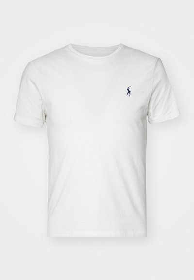 Balta medvilnės marškinėliai su apvalia iškirpte ir trumpomis rankovėmis. Kairėje krūtinės pusėje yra mažas tamsiai mėlynas polo logotipas. Švelni tekstūra, laisvas kirpimas.