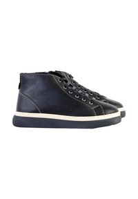 Sneaker alte in pelle nera con punta rotonda, cuciture bianche a contrasto e suola bianca. Presentano occhielli in metallo e lacci piatti.