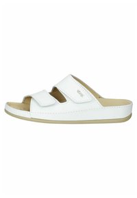 Sandalias deslizantes blancas con dos correas ajustables de Velcro, material similar al cuero, puntera redondeada, suela plana y detalles de costura sutiles.