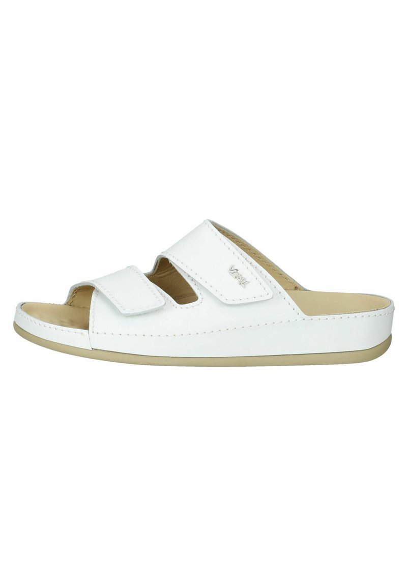 Sandalias deslizantes blancas con dos correas ajustables de Velcro, material similar al cuero, puntera redondeada, suela plana y detalles de costura sutiles.