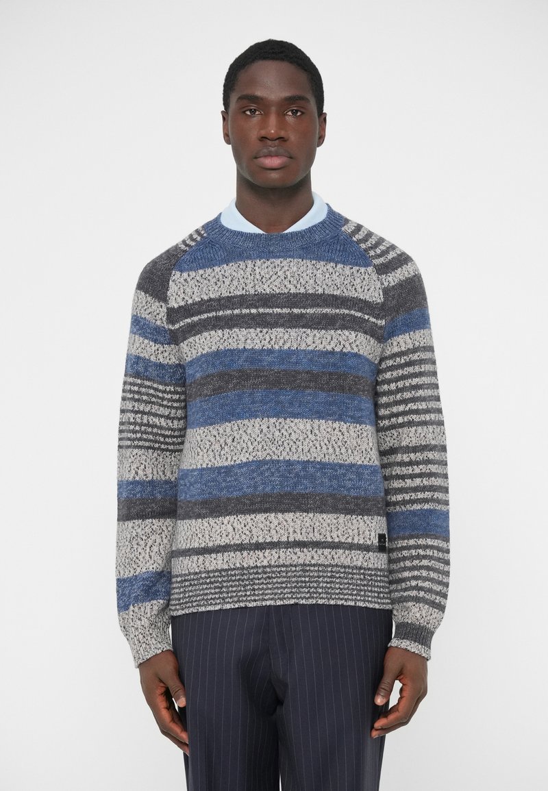 Πουλόβερ με οριζόντιες ρίγες σε αποχρώσεις μπλε, γκρι και κρεμ, πλεκτό με υφή, λαιμόκοψη στρογγυλή και μανίκια ράγκλαν.