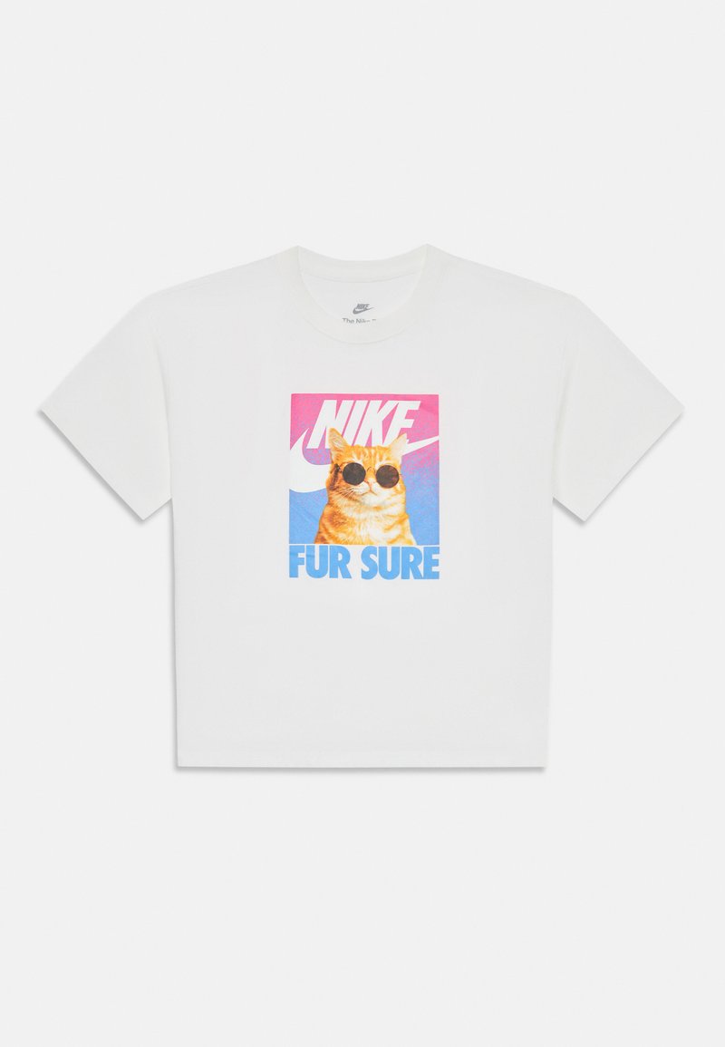 Balta kokvilnas t-krekls ar priekšējo grafiku, kurā attēlots kaķis ar saulesbrillēm, akcentēts ar spilgtām rozā un zilām krāsām un tekstu "NIKE FUR SURE".