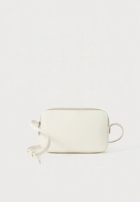 Balta taisnstūrveida pleca soma ar reljefu rakstu, rāvējslēdzēja aizdari un diviem apaļiem rokturiem. Gluda materiāla un minimālistiska dizaina.